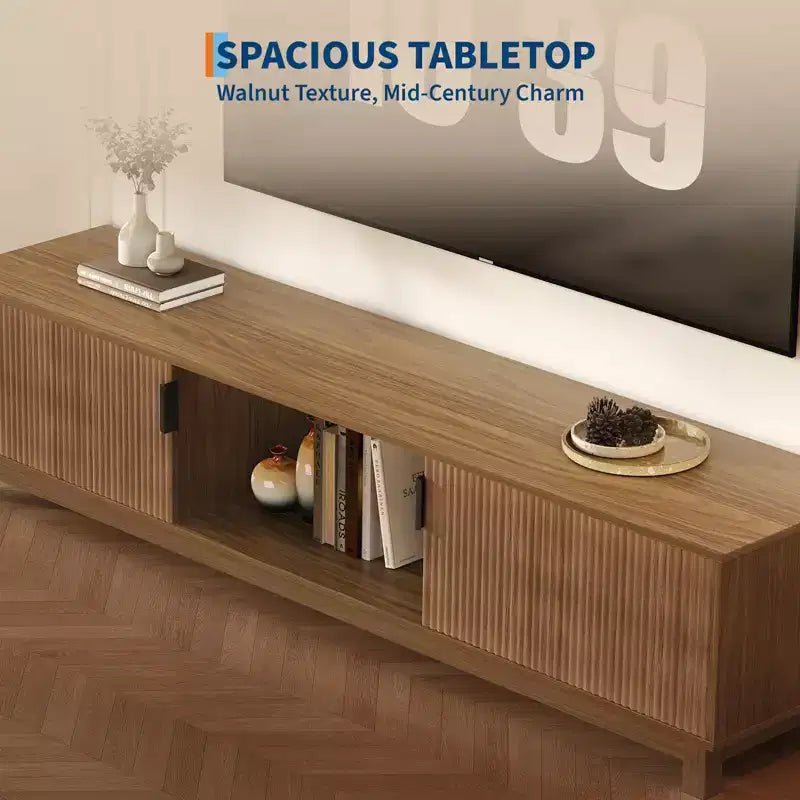 Meuble TV bas Mid-Century Modern, console TV cannelée de 70 pouces de long avec étagère de rangement ouverte pour salon, meuble de divertissement en bois