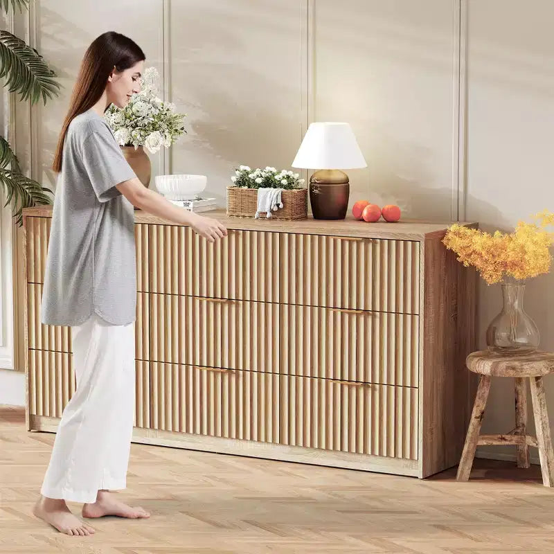 Commode cannelée pour chambre à coucher, commode à 8 tiroirs, grande capacité et anti-basculement, commode moderne avec poignées métalliques, rangement de placard en bois
