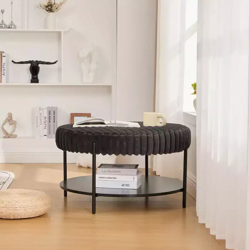 Table basse ottomane ronde 30,9, pouf rembourré en fausse fourrure, pieds en métal noir, étagère ouverte en bois, pour salon, chambre, entrée, hôtel