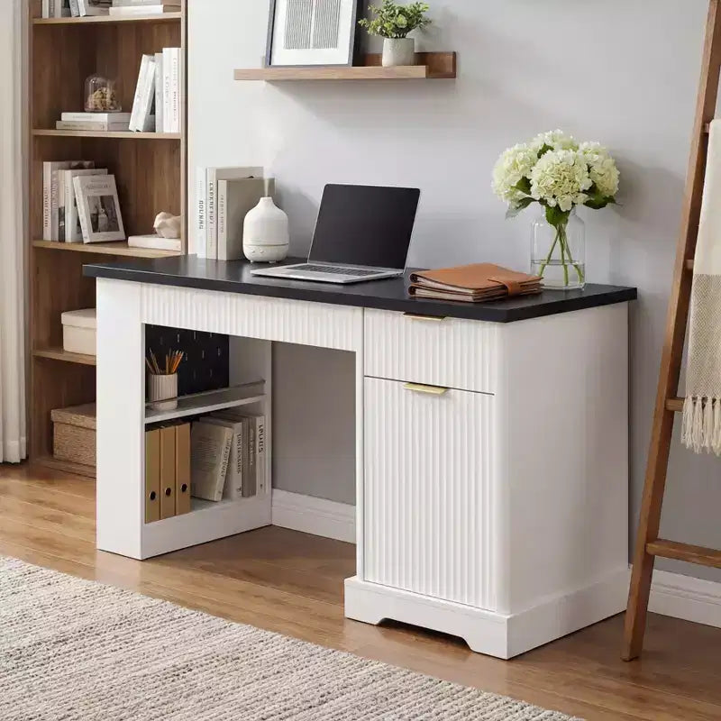 Bureau de direction 55 po avec 2 tiroirs, bureau d'ordinateur à domicile avec prise de courant et panneau perforé, bureau d'écriture en bois pour salon, chambre à coucher