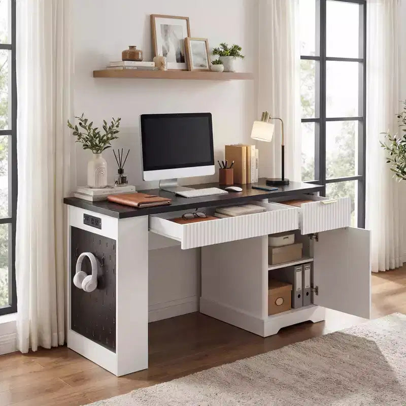 Bureau de direction 55 po avec 2 tiroirs, bureau d'ordinateur à domicile avec prise de courant et panneau perforé, bureau d'écriture en bois pour salon, chambre à coucher