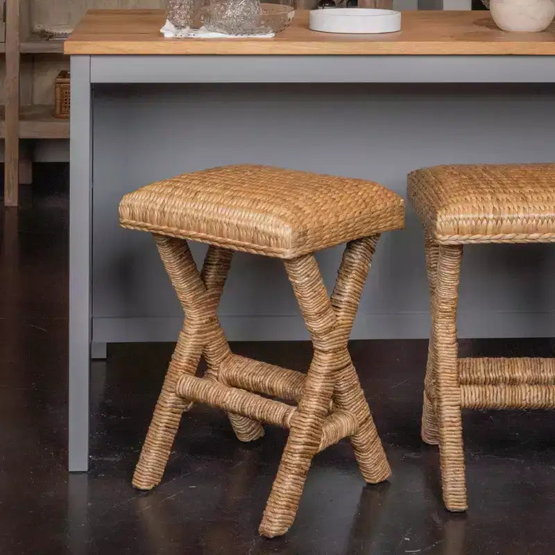 Tabouret en jacinthe d'eau tressée Storied Home, finition naturelle