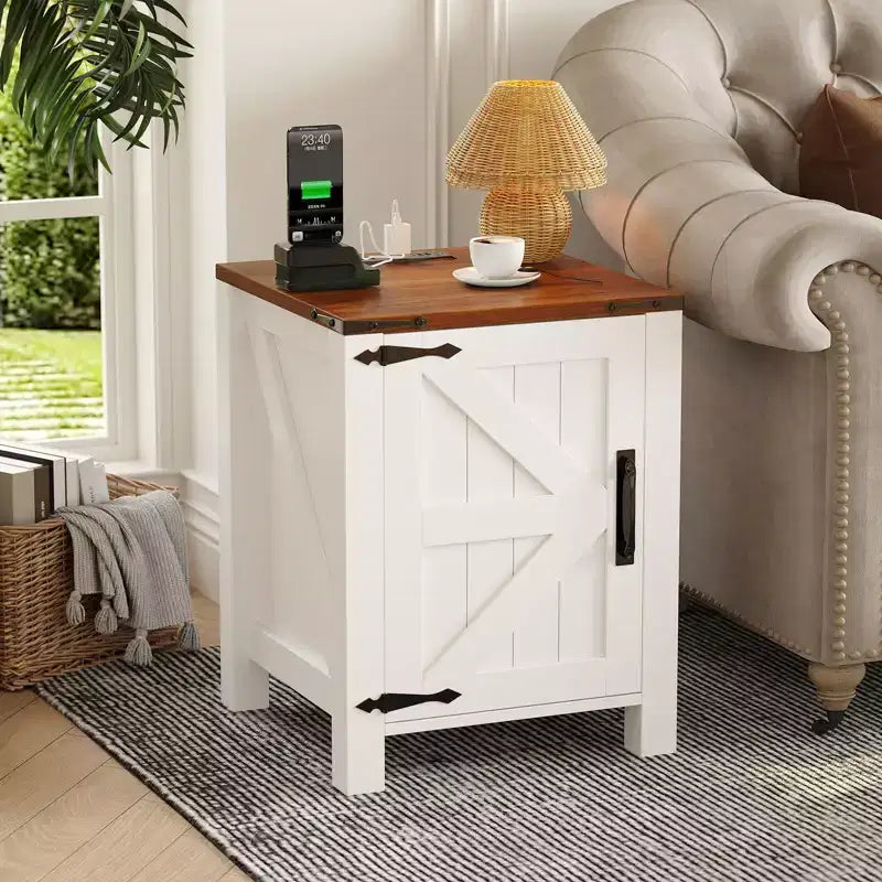 Lot de 2 tables de chevet de style ferme avec station de recharge, tables de chevet en bois de 18 pouces avec porte coulissante de style grange, tables d'appoint modernes à 2 niveaux pour chambre à coucher.