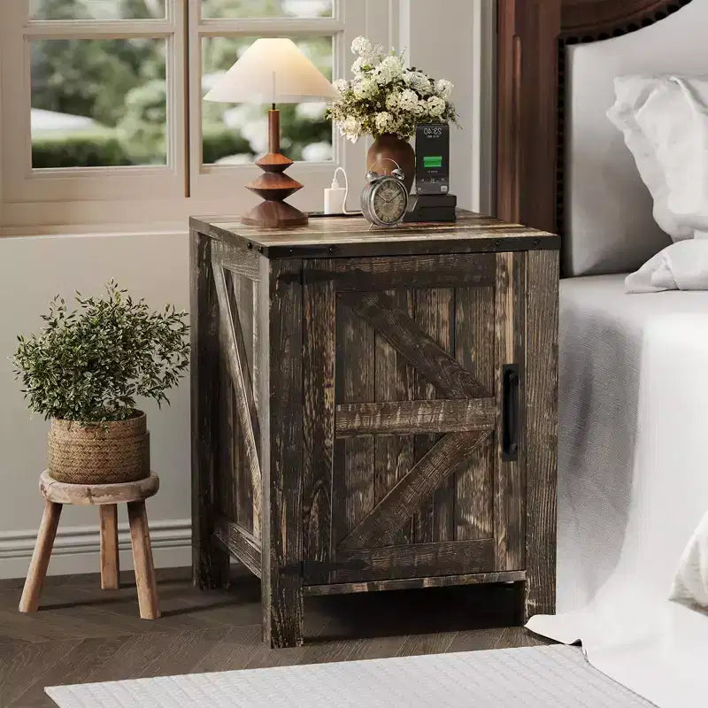 Lot de 2 tables de chevet de style ferme avec station de recharge, tables de chevet en bois de 18 pouces avec porte coulissante de style grange, tables d'appoint modernes à 2 niveaux pour chambre à coucher.