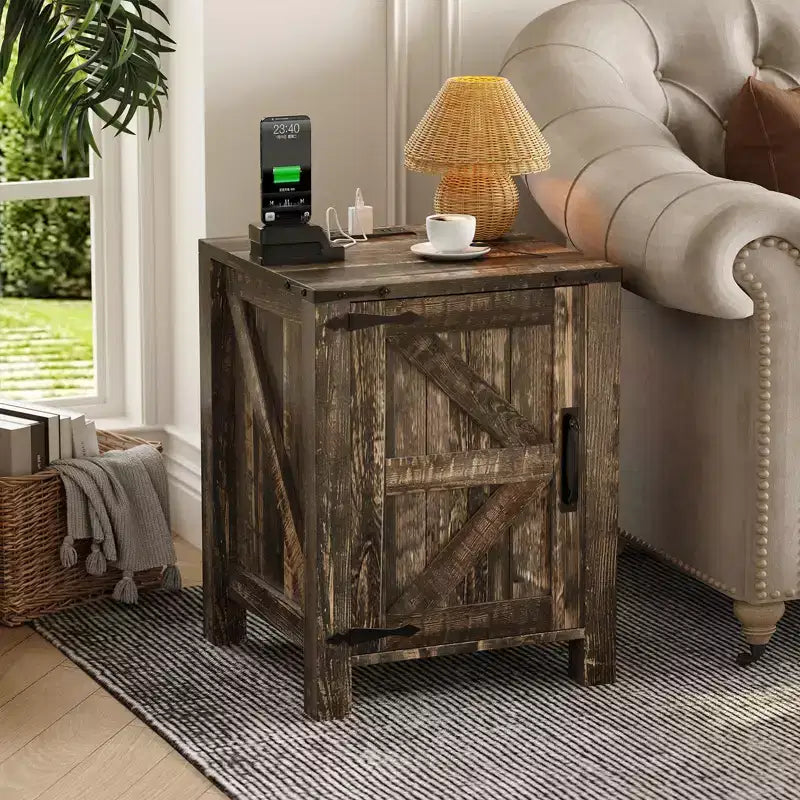 Lot de 2 tables de chevet de style ferme avec station de recharge, tables de chevet en bois de 18 pouces avec porte coulissante de style grange, tables d'appoint modernes à 2 niveaux pour chambre à coucher.