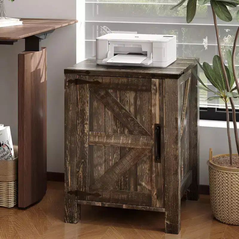 Lot de 2 tables de chevet de style ferme avec station de recharge, tables de chevet en bois de 18 pouces avec porte coulissante de style grange, tables d'appoint modernes à 2 niveaux pour chambre à coucher.