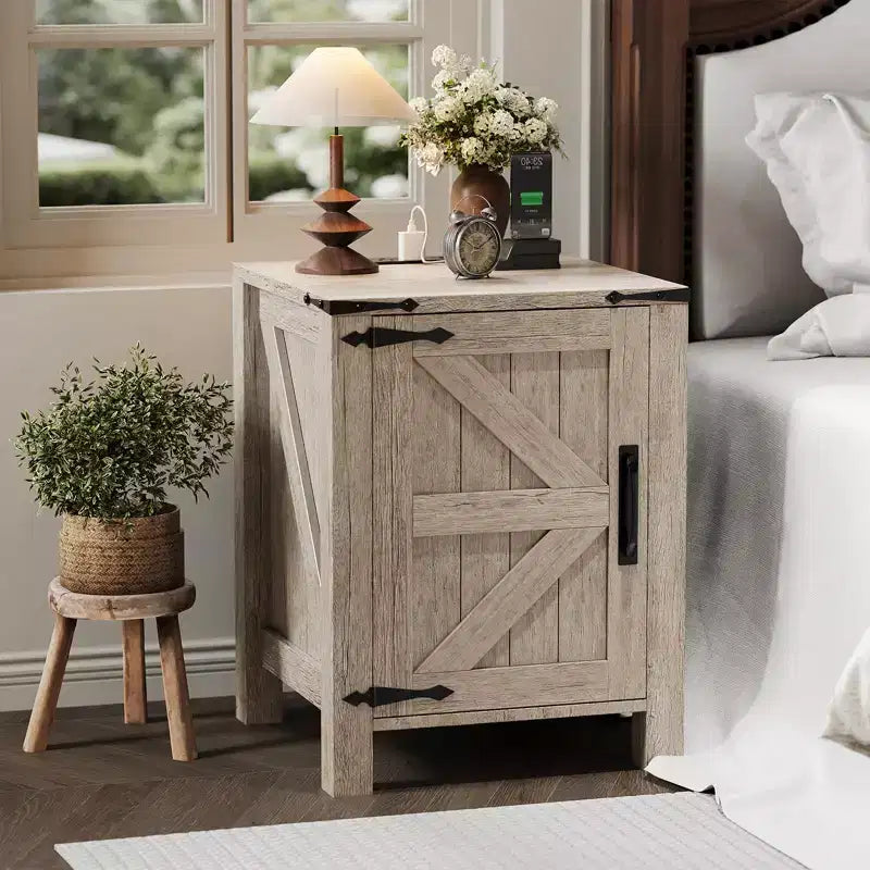 Lot de 2 tables de chevet de style ferme avec station de recharge, tables de chevet en bois de 18 pouces avec porte coulissante de style grange, tables d'appoint modernes à 2 niveaux pour chambre à coucher.