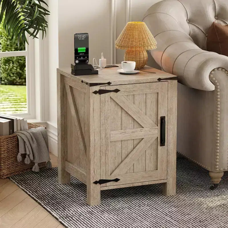 Lot de 2 tables de chevet de style ferme avec station de recharge, tables de chevet en bois de 18 pouces avec porte coulissante de style grange, tables d'appoint modernes à 2 niveaux pour chambre à coucher.