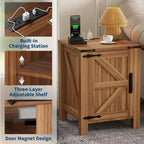 Lot de 2 tables de chevet de style ferme avec station de recharge, tables de chevet en bois de 18 pouces avec porte coulissante de style grange, tables d'appoint modernes à 2 niveaux pour chambre à coucher.