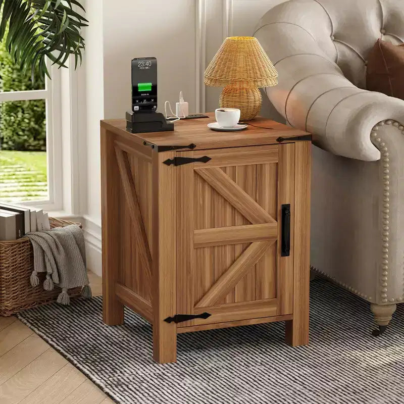 Lot de 2 tables de chevet de style ferme avec station de recharge, tables de chevet en bois de 18 pouces avec porte coulissante de style grange, tables d'appoint modernes à 2 niveaux pour chambre à coucher.