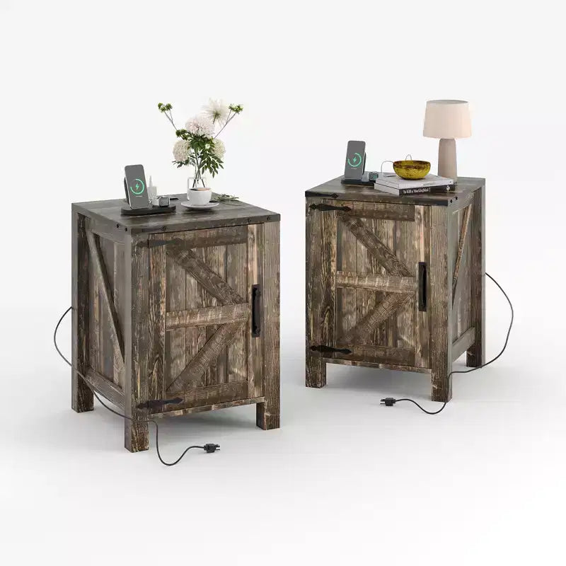 Lot de 2 tables de chevet de style ferme avec station de recharge, tables de chevet en bois de 18 pouces avec porte coulissante de style grange, tables d'appoint modernes à 2 niveaux pour chambre à coucher.