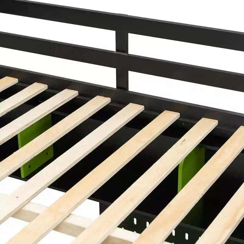 Lit mezzanine de jeu pleine grandeur avec bureau et étagères de rangement, cadre de lit mezzanine bas en bois avec lumières LED, ports USB et panneau perforé