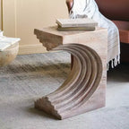 Table d'appoint sculpturale arquée GDFStudio Taehyung moderne en béton léger avec finition aspect travertin