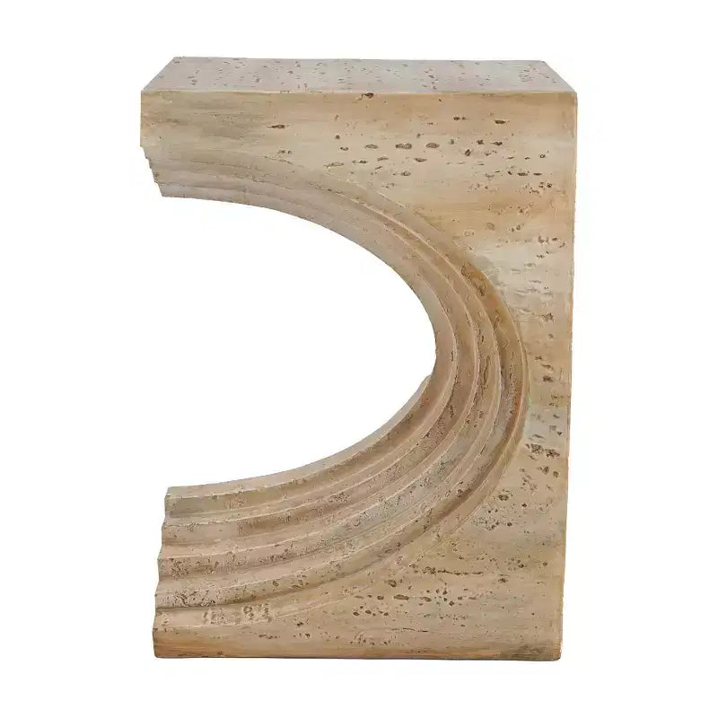 Table d'appoint sculpturale arquée GDFStudio Taehyung moderne en béton léger avec finition aspect travertin