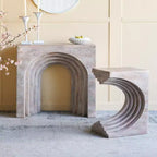 Table d'appoint sculpturale arquée GDFStudio Taehyung moderne en béton léger avec finition aspect travertin