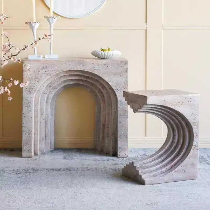 Table d'appoint sculpturale arquée GDFStudio Taehyung moderne en béton léger avec finition aspect travertin