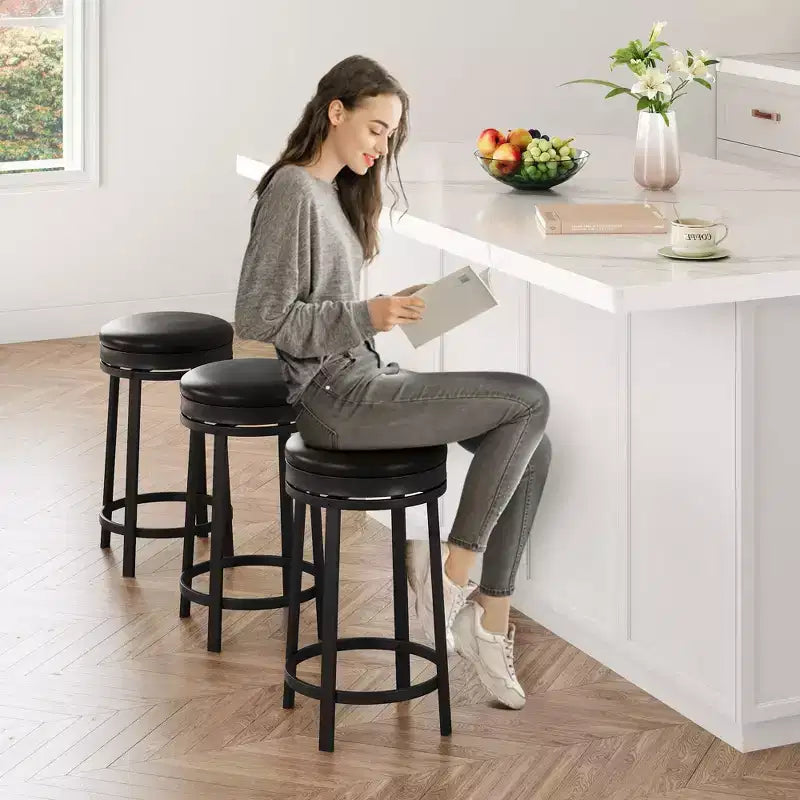 COZONY Lot de 4 tabourets de bar pivotants de 61 cm, tabourets modernes sans dossier en cuir PU avec repose-pieds et structure en métal pour îlot de cuisine