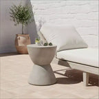 Table d'appoint d'extérieur en béton léger, design sculptural moderne, résistante aux intempéries et facile à déplacer pour patio, balcon ou jardin