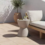 Table d'appoint d'extérieur en béton léger, design sculptural moderne, résistante aux intempéries et facile à déplacer pour patio, balcon ou jardin