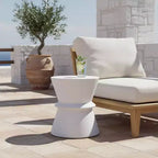 Table d'appoint d'extérieur en béton léger, design sculptural moderne, résistante aux intempéries et facile à déplacer pour patio, balcon ou jardin