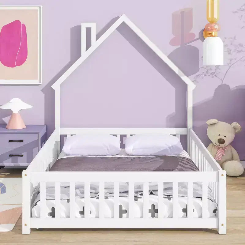 Lit cabane pleine grandeur pour enfants avec garde-corps, cadre de lit au sol en bois avec clôture pour chambre à coucher