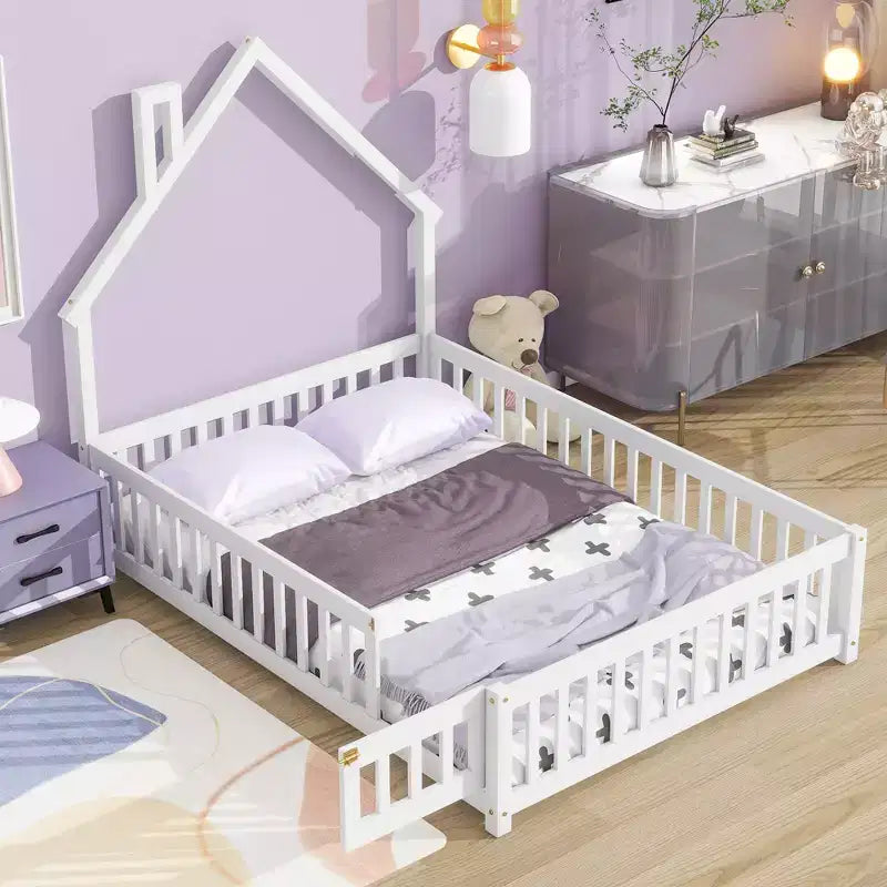 Lit cabane pleine grandeur pour enfants avec garde-corps, cadre de lit au sol en bois avec clôture pour chambre à coucher