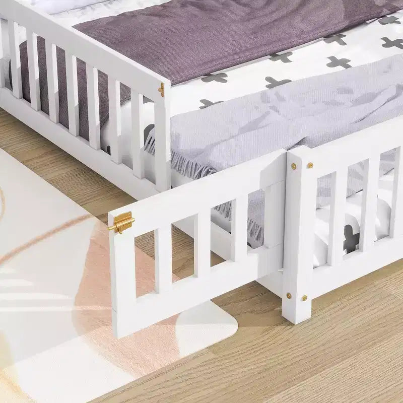 Lit cabane pleine grandeur pour enfants avec garde-corps, cadre de lit au sol en bois avec clôture pour chambre à coucher
