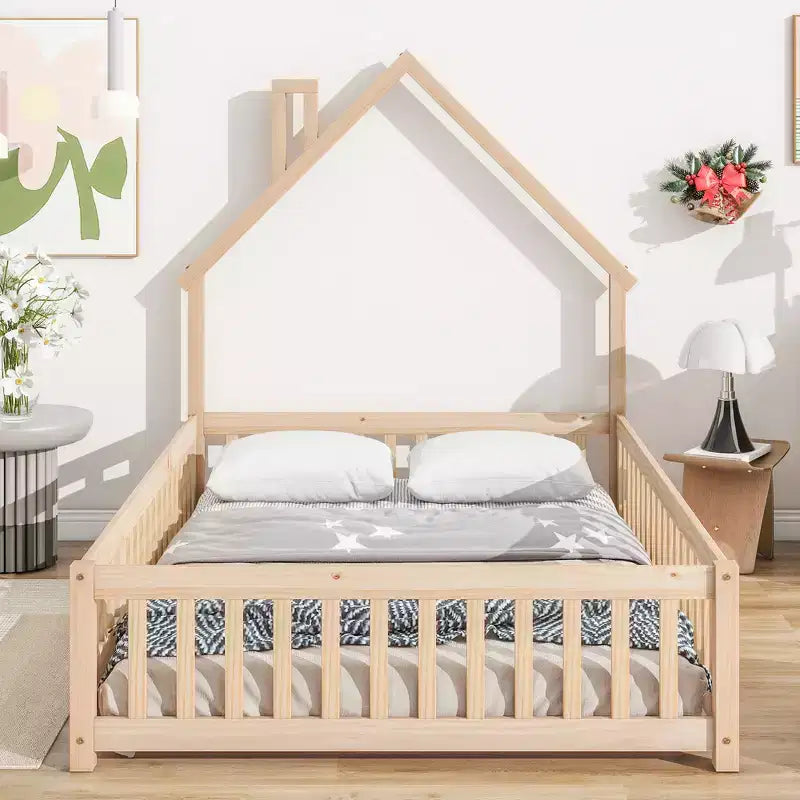 Lit cabane pleine grandeur pour enfants avec garde-corps, cadre de lit au sol en bois avec clôture pour chambre à coucher