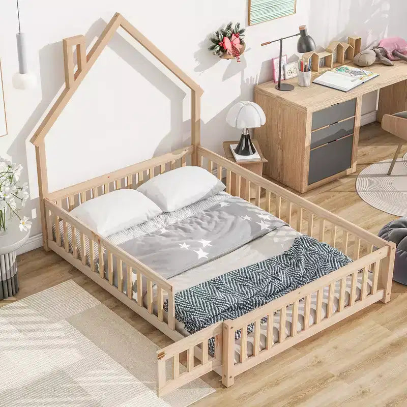 Lit cabane pleine grandeur pour enfants avec garde-corps, cadre de lit au sol en bois avec clôture pour chambre à coucher