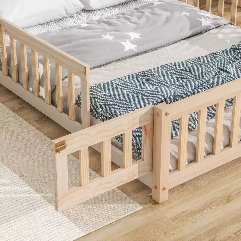 Lit cabane pleine grandeur pour enfants avec garde-corps, cadre de lit au sol en bois avec clôture pour chambre à coucher