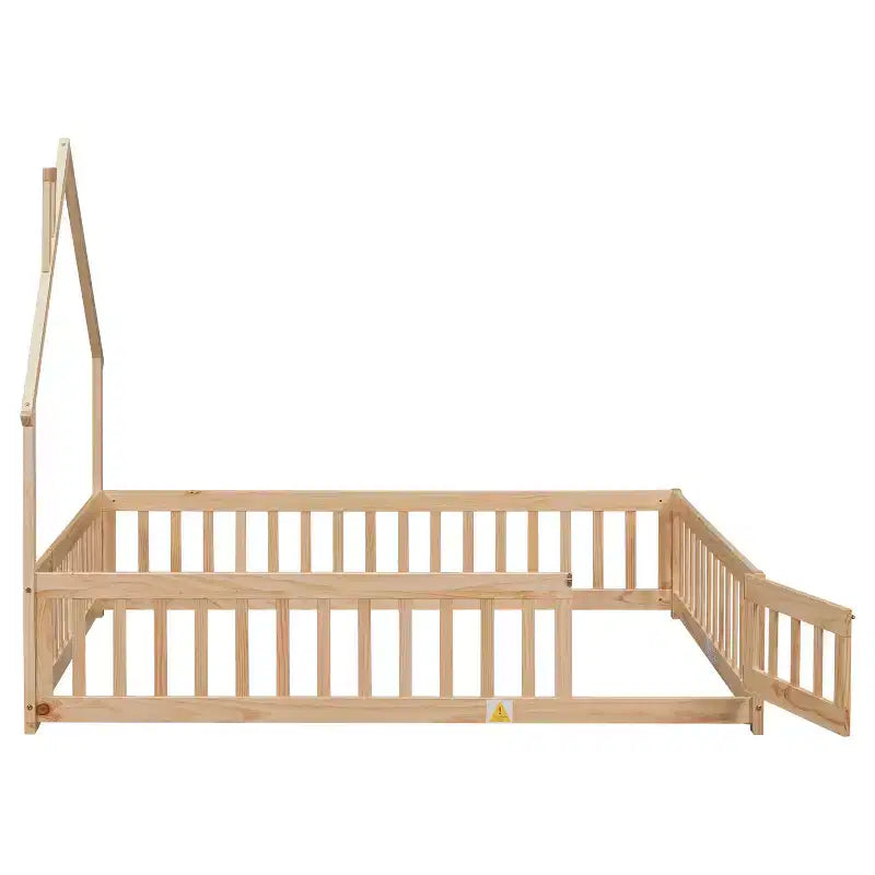 Lit cabane pleine grandeur pour enfants avec garde-corps, cadre de lit au sol en bois avec clôture pour chambre à coucher