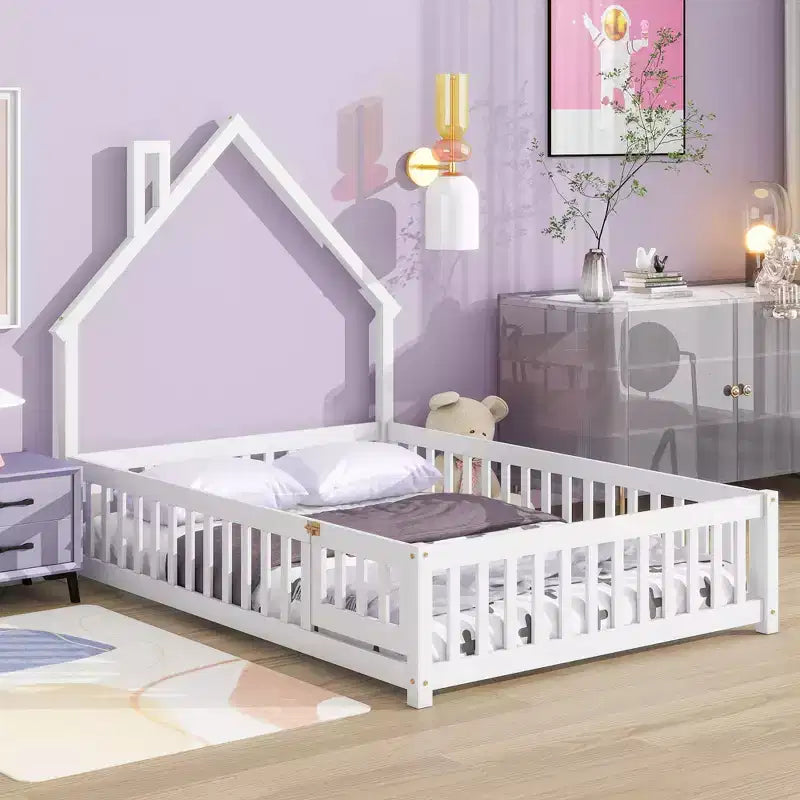 Lit cabane pleine grandeur pour enfants avec garde-corps, cadre de lit au sol en bois avec clôture pour chambre à coucher