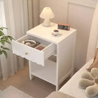Table de chevet blanche moderne avec tiroir et étagère ouverte, Table de chevet à bords festonnés pour chambre à coucher, Petite table d'appoint minimaliste pour chambre d'enfant ou de fille