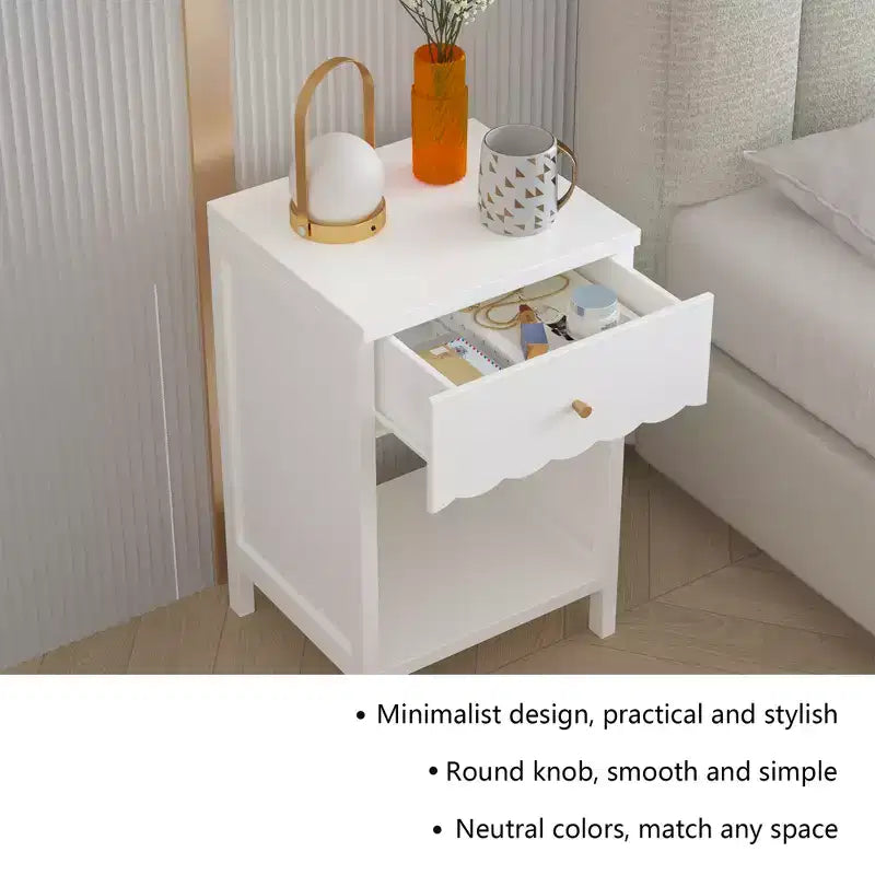 Table de chevet blanche moderne avec tiroir et étagère ouverte, Table de chevet à bords festonnés pour chambre à coucher, Petite table d'appoint minimaliste pour chambre d'enfant ou de fille
