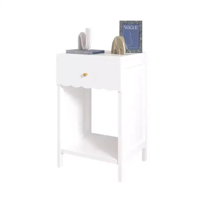 Table de chevet blanche moderne avec tiroir et étagère ouverte, Table de chevet à bords festonnés pour chambre à coucher, Petite table d'appoint minimaliste pour chambre d'enfant ou de fille