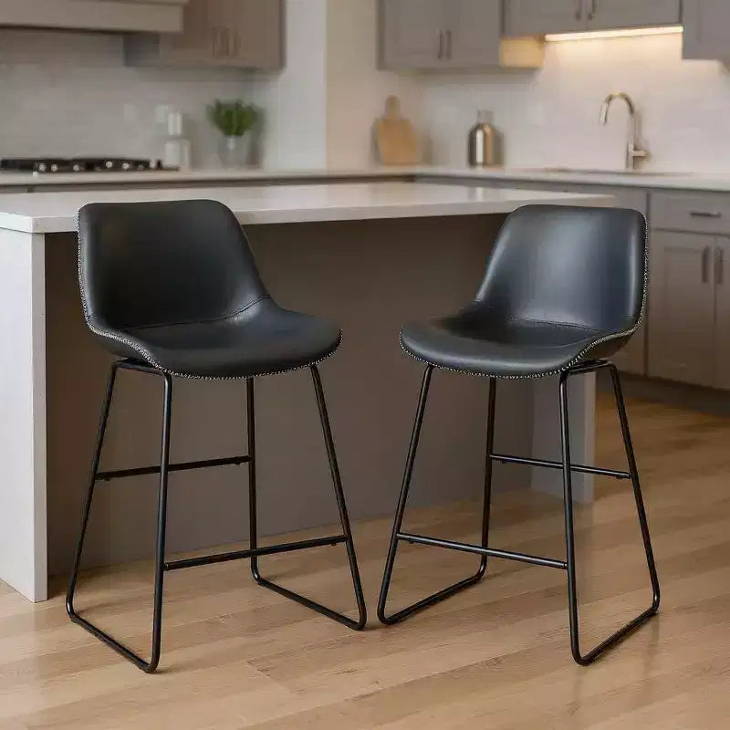 Lot de deux tabourets de bar à hauteur de comptoir en similicuir noir et métal de HomeRoots