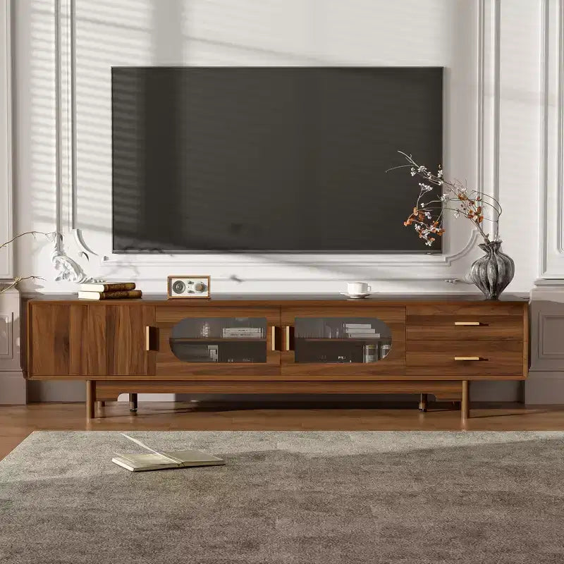 Meuble TV moderne GDFStudio Petty 78 avec portes en verre cannelé. 2 tiroirs et étagères