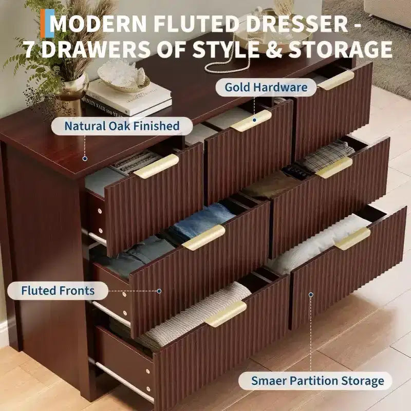 Commode à 7 tiroirs cannelés, commode moderne de 120 cm de large avec poignée métallique pour chambre à coucher, noyer