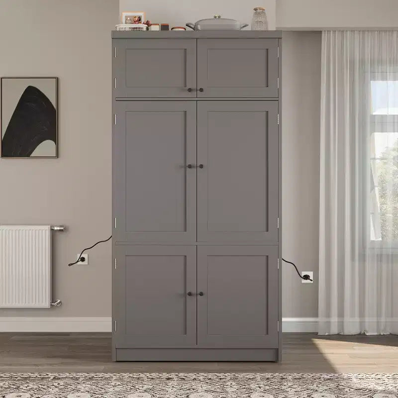 GDFStudio Hallie Grand garde-manger de cuisine style Shaker avec 2 prises de courant, étagères réglables et étagères de porte