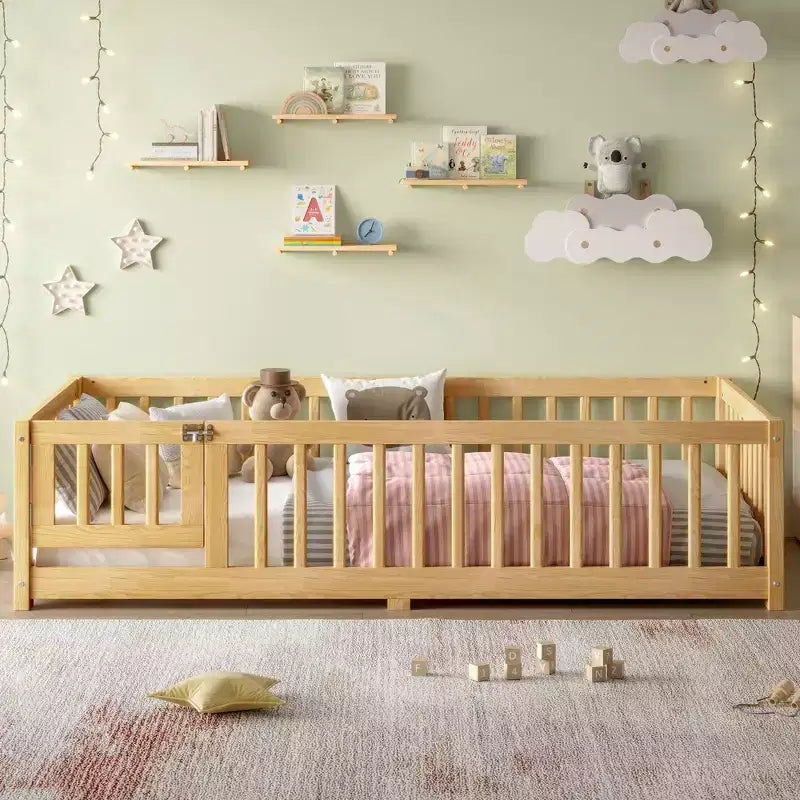 Lit au sol simple/double/grand format avec barrières de sécurité et porte, lit plateforme en bois pour enfants