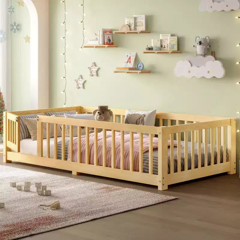 Lit au sol simple/double/grand format avec barrières de sécurité et porte, lit plateforme en bois pour enfants