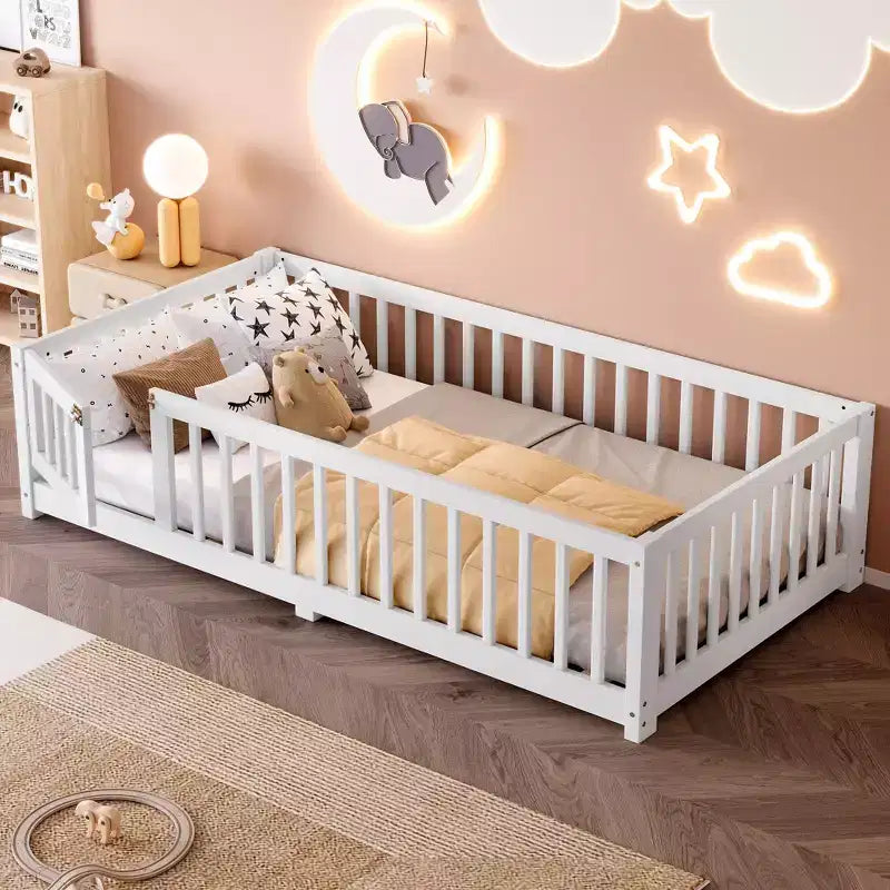 Lit au sol simple/double/grand format avec barrières de sécurité et porte, lit plateforme en bois pour enfants