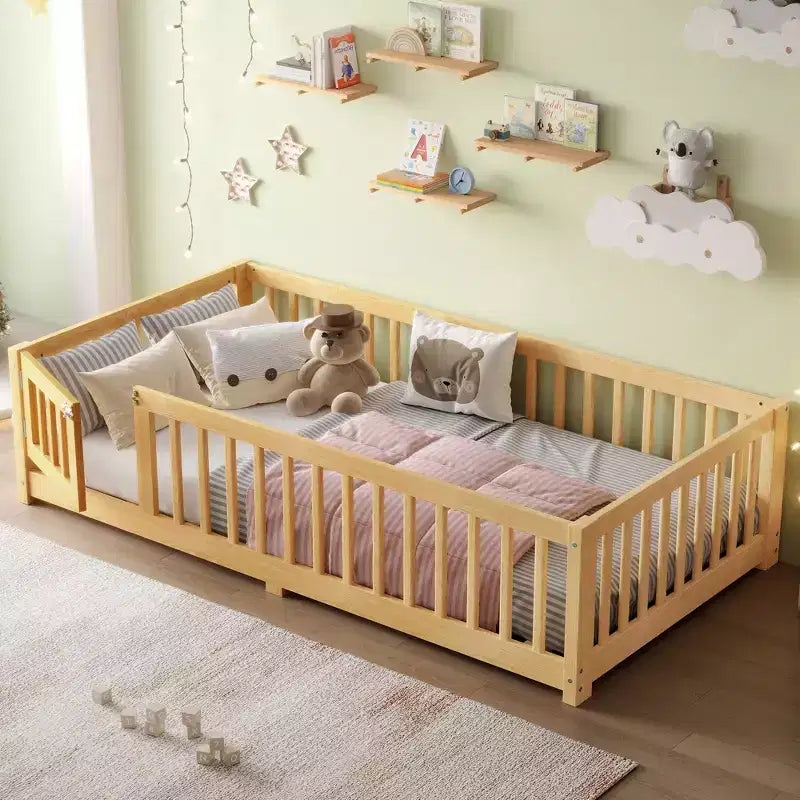 Lit au sol simple/double/grand format avec barrières de sécurité et porte, lit plateforme en bois pour enfants