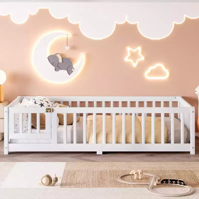 Lit au sol simple/double/grand format avec barrières de sécurité et porte, lit plateforme en bois pour enfants