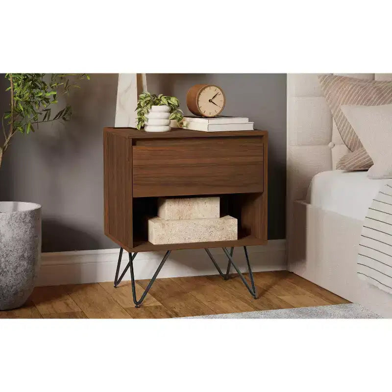 Table de chevet industrielle moderne Moreno de 20 pouces de large en noyer