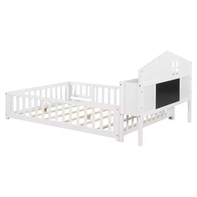 Lit de sol Montessori pleine grandeur avec bibliothèques, tableaux noirs et tête de lit de rangement, blanc