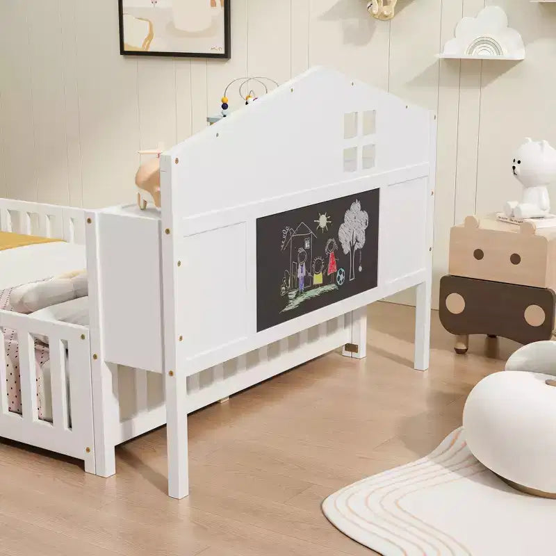 Lit de sol Montessori pleine grandeur avec bibliothèques, tableaux noirs et tête de lit de rangement, blanc