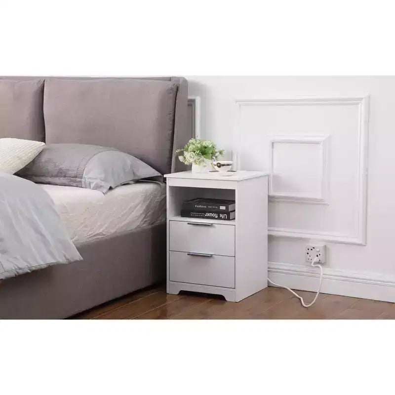 Conçue pour la commodité au quotidien, cette table de chevet avec station de charge, table d'appoint avec 2 tiroirs, table d'appoint en bois avec tiroir et ouverture.
