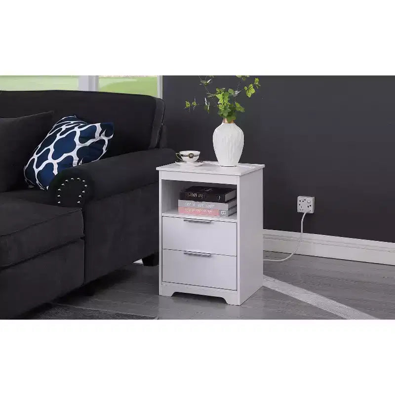 Conçue pour la commodité au quotidien, cette table de chevet avec station de charge, table d'appoint avec 2 tiroirs, table d'appoint en bois avec tiroir et ouverture.