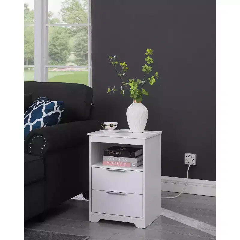Conçue pour la commodité au quotidien, cette table de chevet avec station de charge, table d'appoint avec 2 tiroirs, table d'appoint en bois avec tiroir et ouverture.